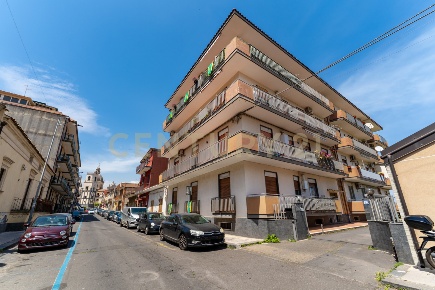 Foto Appartamento in Via Croce 72, Aci Catena Centro di 132 m² con 4 locali