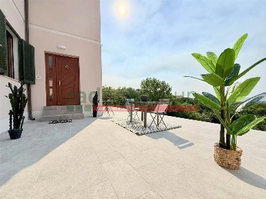 Foto Villa unifamiliare in Via del Pino 199, Livorno di 140 m² con 6 locali