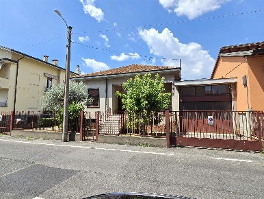 Foto Villa unifamiliare in via Mogadiscio 6, Monza di 209 m² con 3 locali