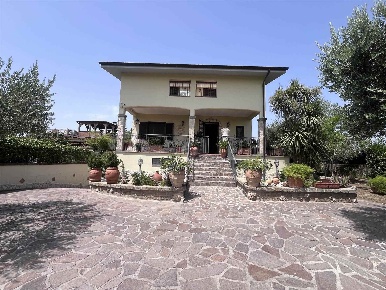 Foto Villa bifamiliare in via dei Castagni 32, Anguillara Sabazia di 300 m²
