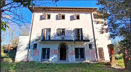 Foto Villa unifamiliare a Perugia di 400 m² con 11 locali in vendita