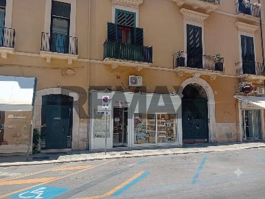 Foto Locale commerciale in Via Melo 59-61, Bari Murat di 85 m² con 2 locali