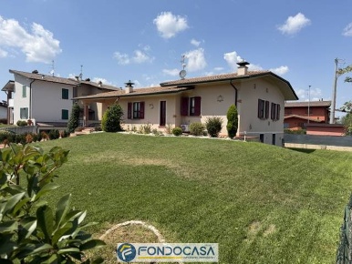 Foto Villa unifamiliare a Maclodio di 315 m² con 8 locali in vendita