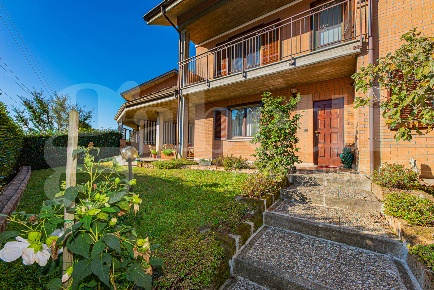 Foto Villa unifamiliare in La Cassa, San Gillio di 280 m² con 7 locali