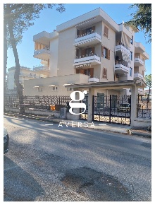 Foto Appartamento in Viale J. Kennedy 113, Aversa di 120 m² con 5 locali