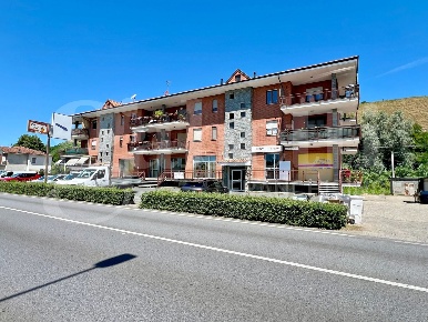 Foto Negozio in Statale, Santa Vittoria d'Alba di 180 m² con 6 locali