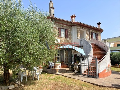 Foto Villa unifamiliare in Via Braccianese, Anguillara Sabazia di 430 m²