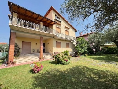 Foto Casa indipendente a Seravezza Ripa Pozzi Querceta Ponterosso di 280 m²