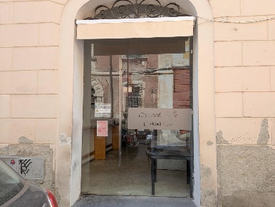 Foto Negozio a Massa Centro di 90 m² con 3 locali in affitto