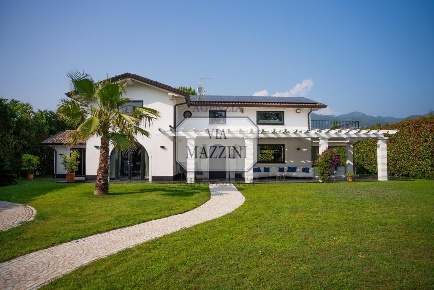 Foto Villa unifamiliare a Pietrasanta di 360 m² con 12 locali in vendita