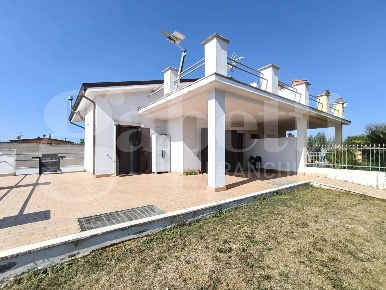 Foto Villa bifamiliare in Via Nettuno Velletri 169, Nettuno di 180 m²