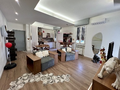 Foto Appartamento a Pietrasanta di 80 m² con 5 locali in vendita