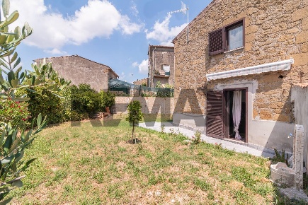 Foto Appartamento in Via Degli Orti 24, Ischia di Castro di 71 m²