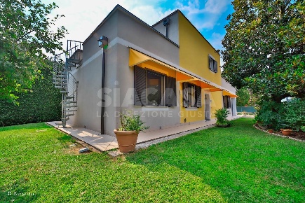 Foto Villa unifamiliare in via Rossini 10, Cavenago di Brianza di 235 m²