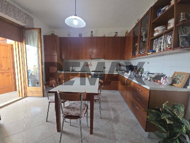 Foto Appartamento in Via Colle Paradiso 17, Pescara di 400 m² con 15 locali