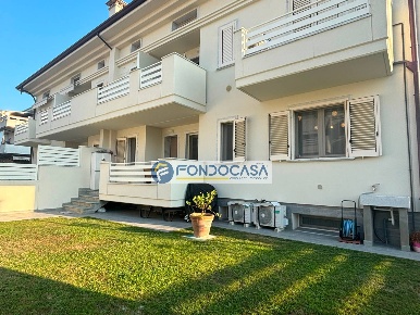 Foto Appartamento in Viale giovanni da verrazzano, Carrara di 115 m²