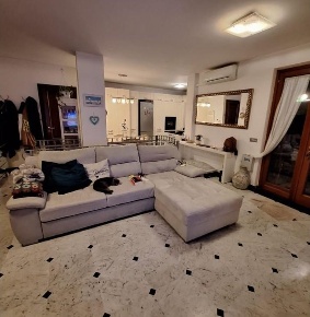 Foto Appartamento a Carrara Marina di Carrara di 125 m² con 5 locali