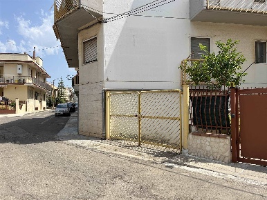 Foto Garage in VIA LAMBRUSCHINI 13, Palagiano di 40 m² con 1 locali