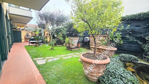Foto Appartamento a Massa Marina di Massa Centro di 75 m² con 3 locali