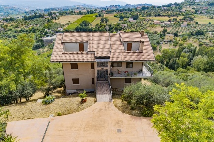 Foto Casa indipendente in Zona Santa Barbara, Chieti Chieti Città