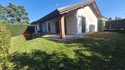 Foto Villa singola in Via duca di genova 35, Parabiago Centro di 320 m²