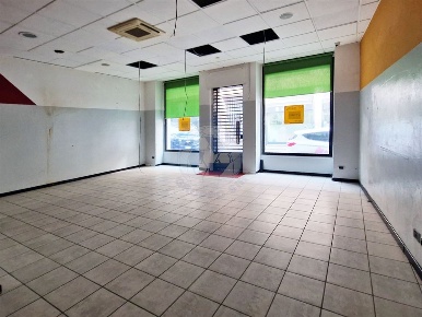 Foto Negozio in Via Cavour, Monza San Carlo - Stazione di 75 m² in vendita
