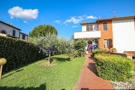Foto Villa bifamiliare a San Giuliano Terme Ghezzano di 101 m² con 5 locali