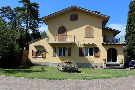 Foto Villa unifamiliare a Arezzo Olmo di 315 m² con 8 locali in vendita