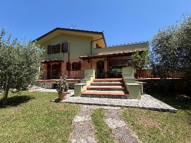 Foto Villa unifamiliare a Lucca Nozzano - Arliano di 300 m² con 10 locali