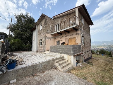 Foto Casa indipendente a Torrita Tiberina di 210 m² con 6 locali in vendita