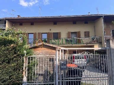 Foto Case semi ndipendenti a Ivrea di 235 m² con 9 locali in vendita