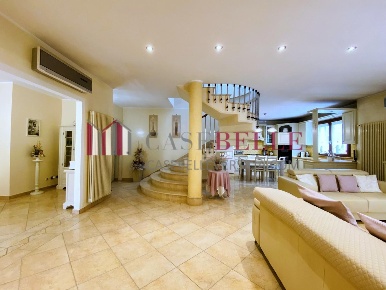 Foto Villa unifamiliare a Viareggio di 200 m² con 6 locali in vendita