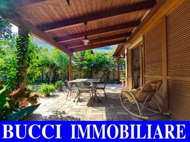 Foto Villa unifamiliare in Via Grotta Del Cavallone, Pescara di 325 m²