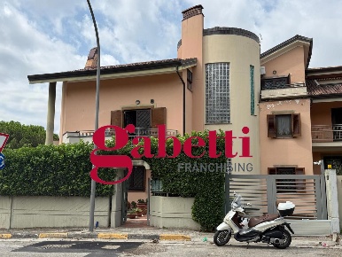 Foto Villa a schiera in Via De Cillis 1, Caserta Casolla di 446 m²