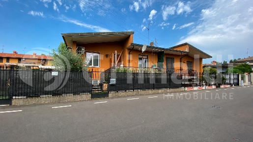 Foto Villa bifamiliare in Via Vespucci 29, Corbetta Semicentro, Isola
