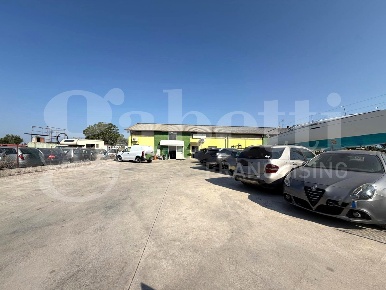 Foto Magazzino in Strada Congiunte Destre 39, Latina Latina Scalo di 90 m²