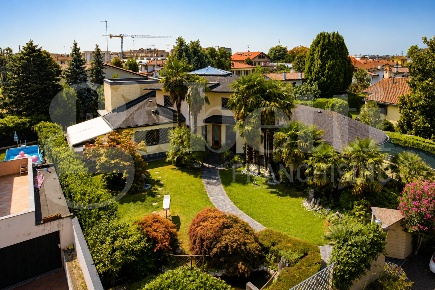 Foto Villa singola a Trezzano sul Naviglio di 361 m² con 5 locali