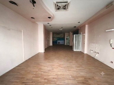 Foto Negozio in Via Santa Caterina 134, Reggio di Calabria di 70 m²
