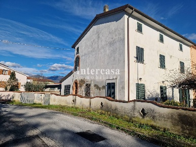 Foto Rustico a Cascina Navacchio Nord - Zambra di 270 m² con 8 locali