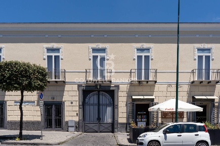 Foto Locale commerciale in Via Nazionale, Torre del Greco di 850 m²