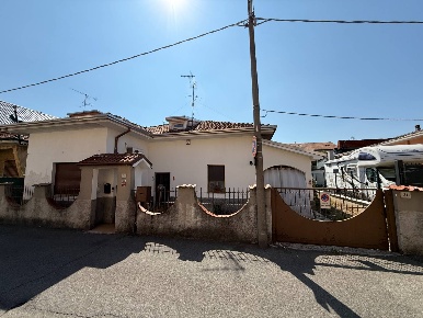 Foto Villa unifamiliare in via Vicenza 31, Senago di 171 m² con 4 locali