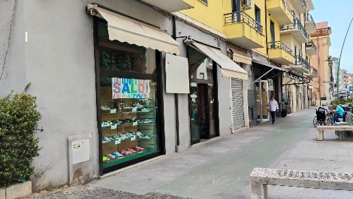Foto Negozio in Via Gregorio Caloprese 26, Cosenza Centro di 135 m²