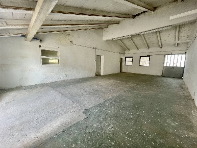 Foto Magazzino a Borgo Virgilio Romanore di 150 m² con 3 locali in affitto