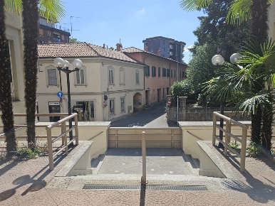 Foto Negozio in Corso della Libertà, Carate Brianza Centro di 80 m²