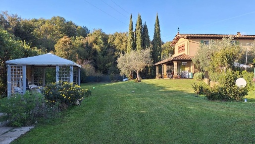 Foto Casale a Camaiore Capezzano Pianore di 300 m² con 10 locali in vendita