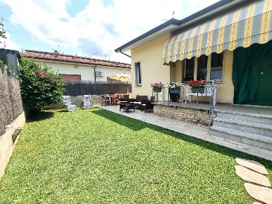 Foto Casa indipendente a Viareggio Torre del Lago di 80 m² con 4 locali