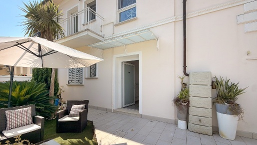 Foto Appartamento in Via Goldora 27, Pietrasanta di 175 m² con 8 locali
