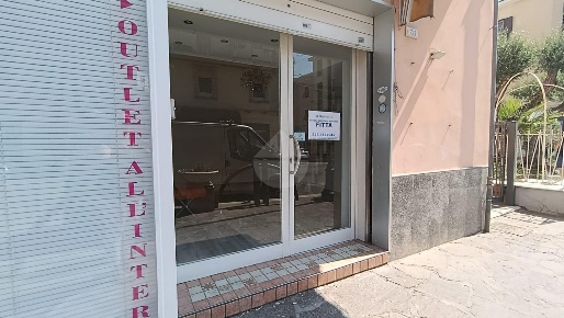 Foto Negozio in VIA APPIA, Minturno di 25 m² con 2 locali in affitto