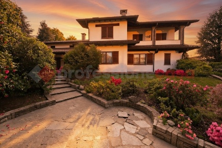 Foto Villa bifamiliare in Via sant'antonio 75, Parabiago Centro di 460 m²