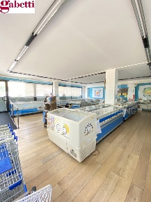 Foto Negozio a Siena Cerchiaia - Coroncina di 315 m² con 3 locali